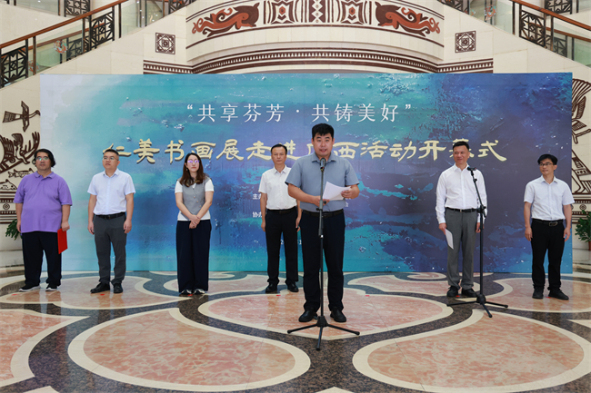 图为中国残疾人事业新闻宣传促进会副秘书长杨聪讲话